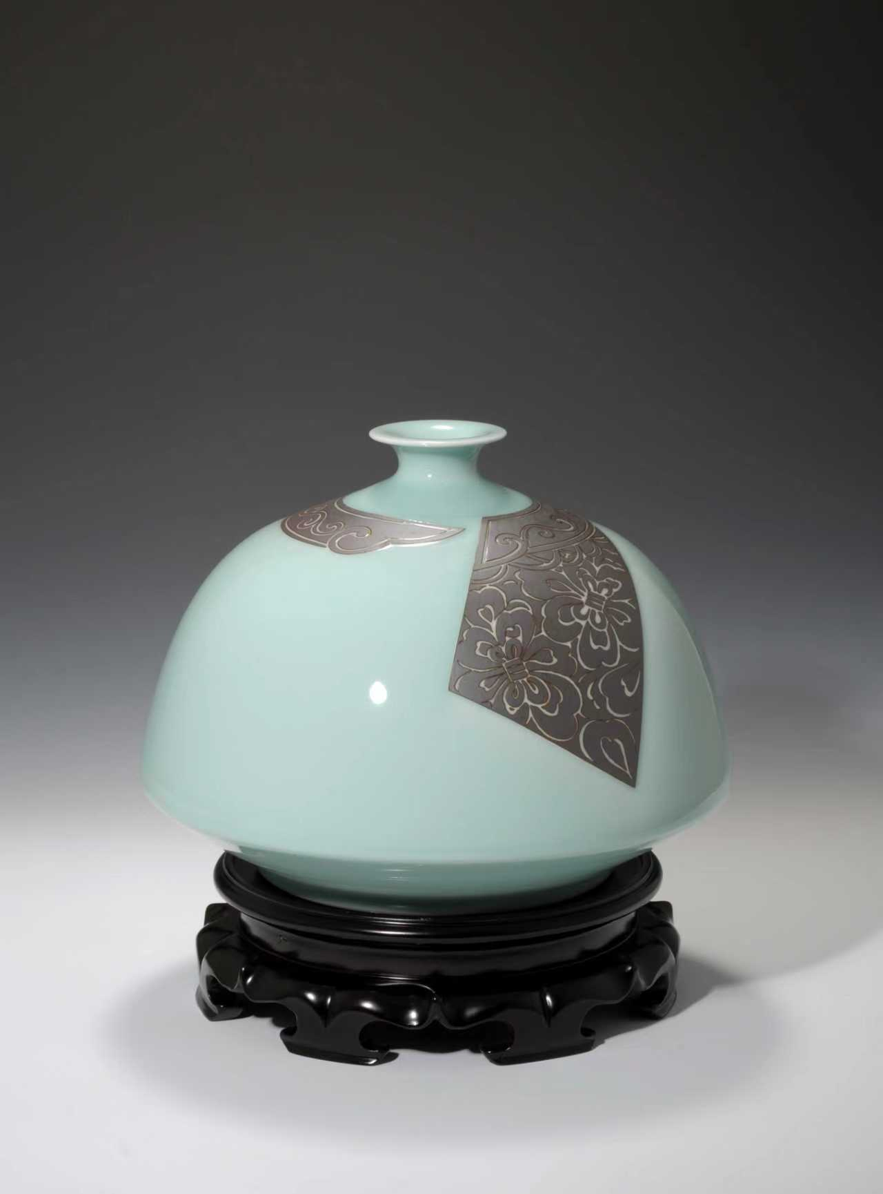 Longquan celadon work by Su Wei