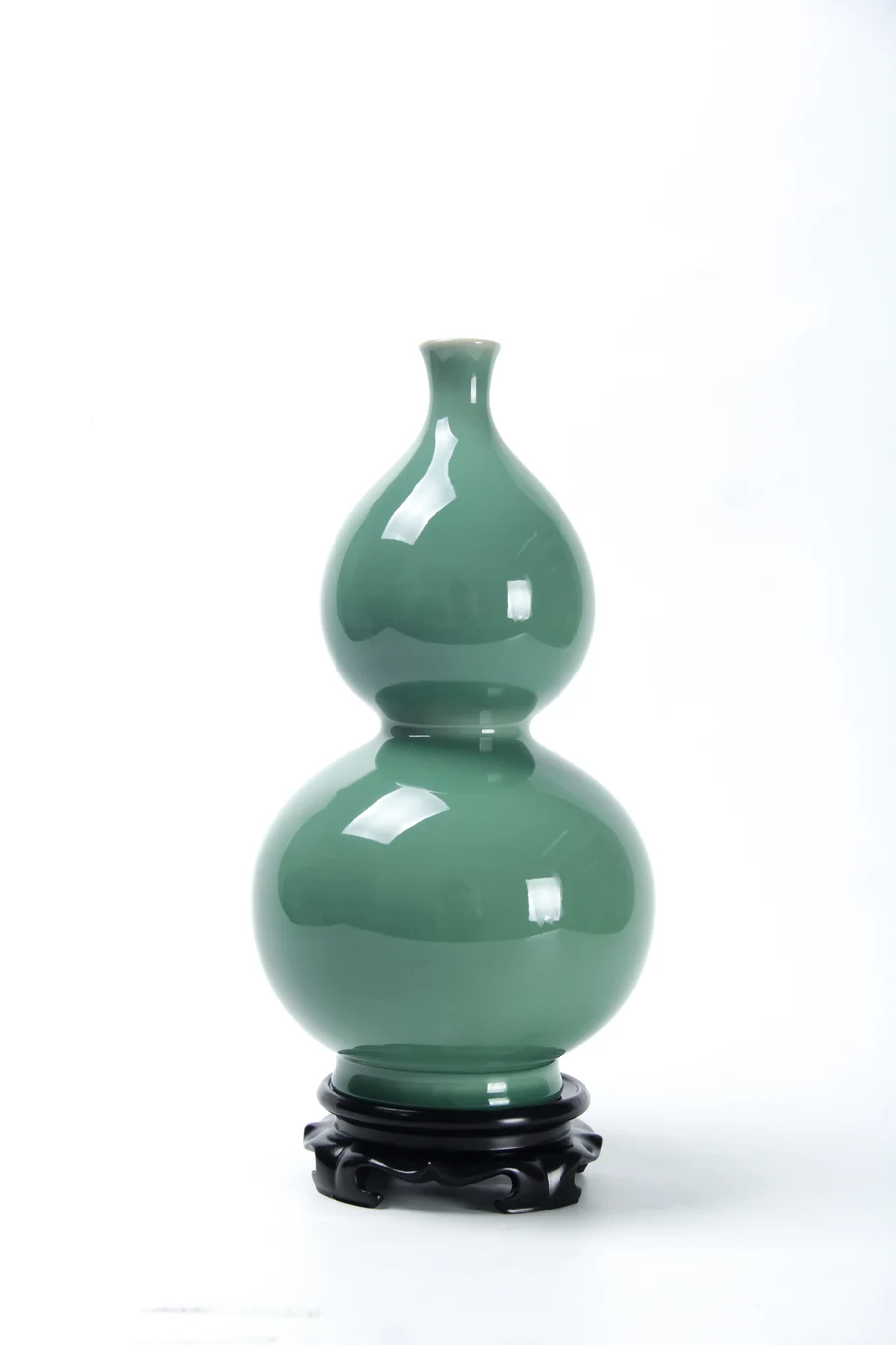 Longquan celadon work by Su Wei