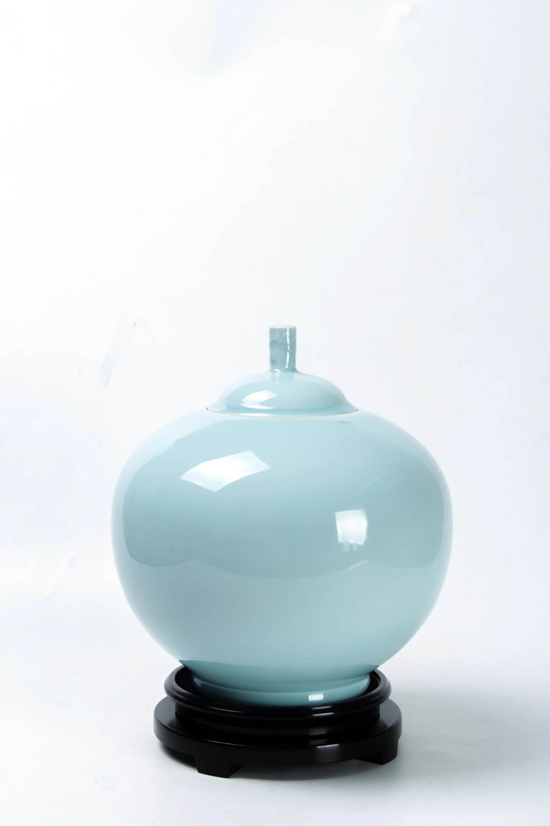 Longquan celadon work by Su Wei