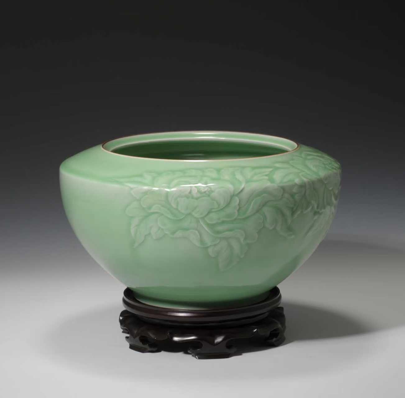 Longquan celadon work by Su Wei
